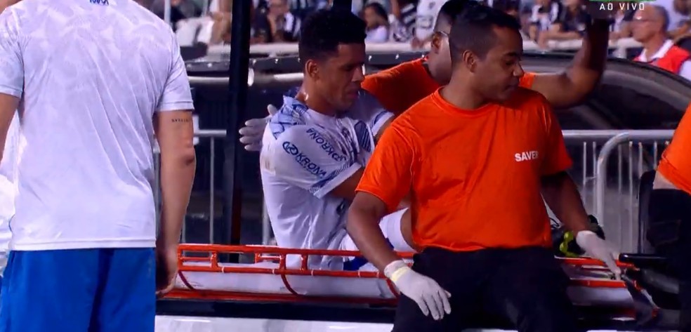 Volante do CSA, Naldo sente lesão no tendão de Aquiles — Foto: Sportv Reprodução