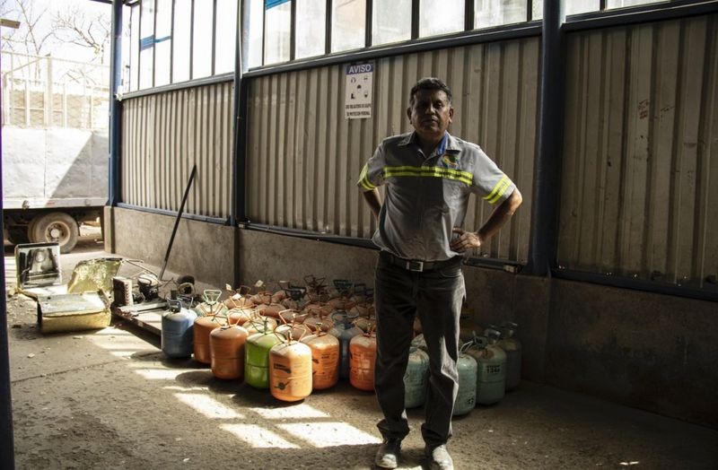 Ángel Toledo busca e coleta gases que podem causar danos à atmosfera na Guatemala (Foto: via BBC News)