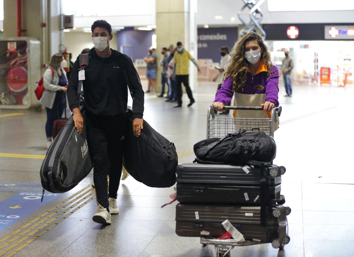 Cauã Reymond e Mariana Goldfarb desembarcam no Brasil após viagem às Maldivas (Foto: Victor Chapetta/AGNEWS)