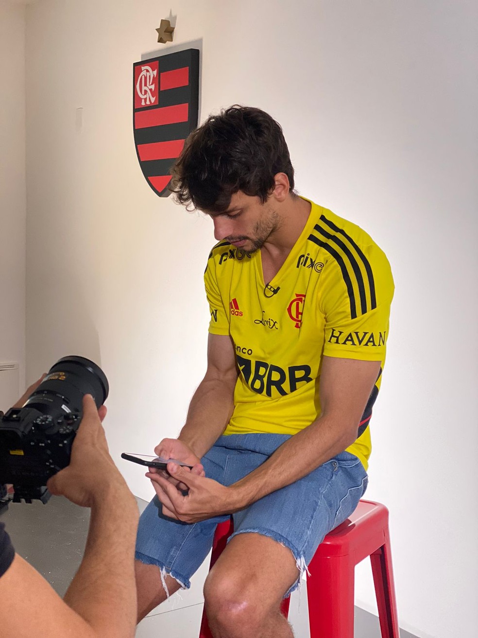 Rodrigo Caio acompanha pelo telefone a vitória de Nadal após desistência de Zverev — Foto: Cahê Mota / ge