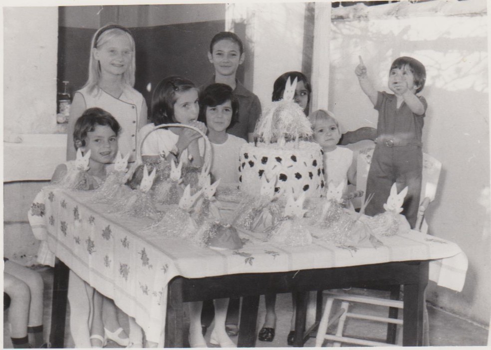 Mara (loira de blusa branca do lado esquerdo da foto) passou parte da infância em Marília e em Garça — Foto: Arquivo pessoal