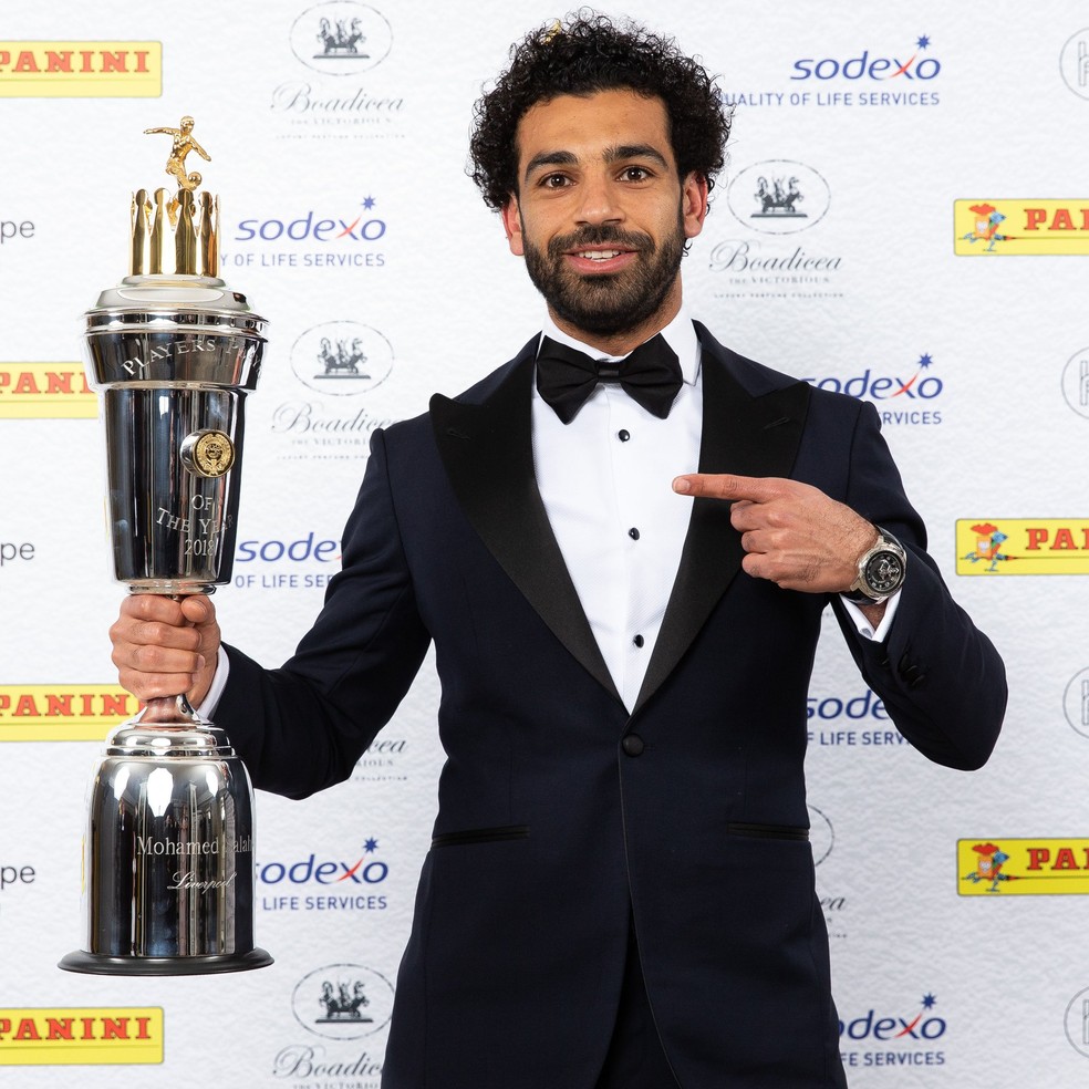 Salah exibe o prÃªmio de melhor jogador do InglÃªs dado pela PFA (Foto: DivulgaÃ§Ã£o)