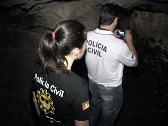 Policia Civil esteve no local para investigar o acidente (Foto: Eder Calegari/RBS TV)