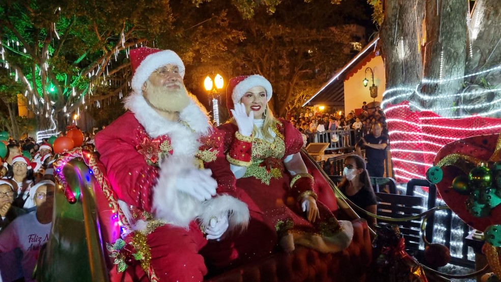 Abertura da programação natalina de Araruama teve desfile com Papai e Mamãe Noel — Foto: Divulgação/Prefeitura de Araruama