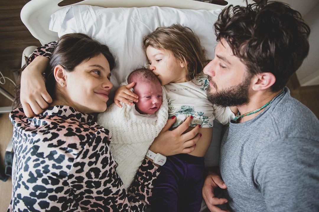 Laura Neiva e Chay Suede anunciam nascimento do filho, José (Foto: Reprodução/ Instagram)