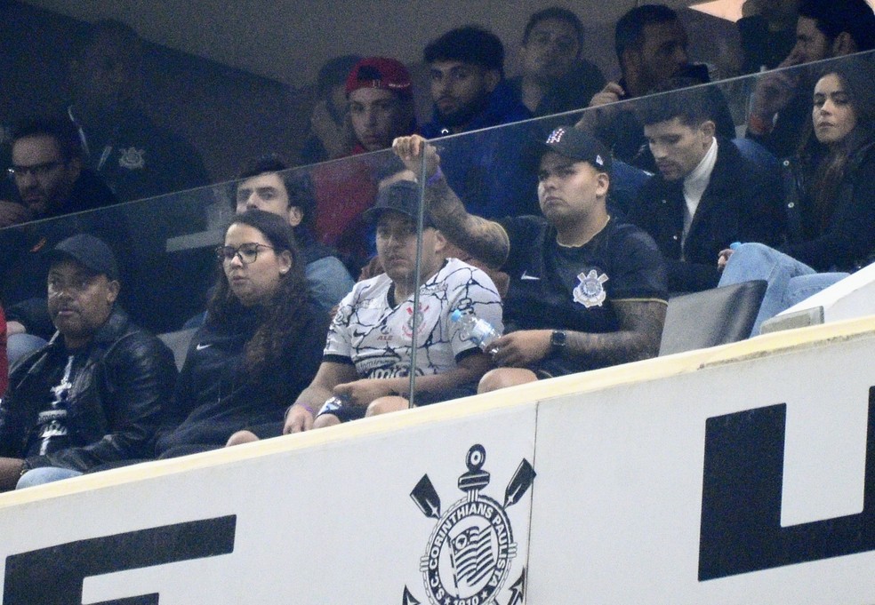 Yuri Alberto (de azul) assiste ao jogo Corinthians x Boca — Foto: Marcos Ribolli