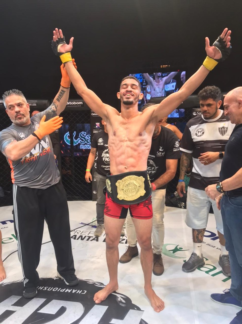 Willian Colorado comemora conquista do cinturão peso-galo no Jungle Fight 106 — Foto: Leonardo Fabri