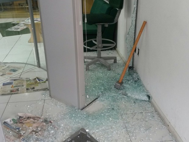 Segundo a BM de Gramado Xavier, a quadrilha usou uma marreta para entrar na agência bancária (Foto: Tiago Guedes/RBS TV)