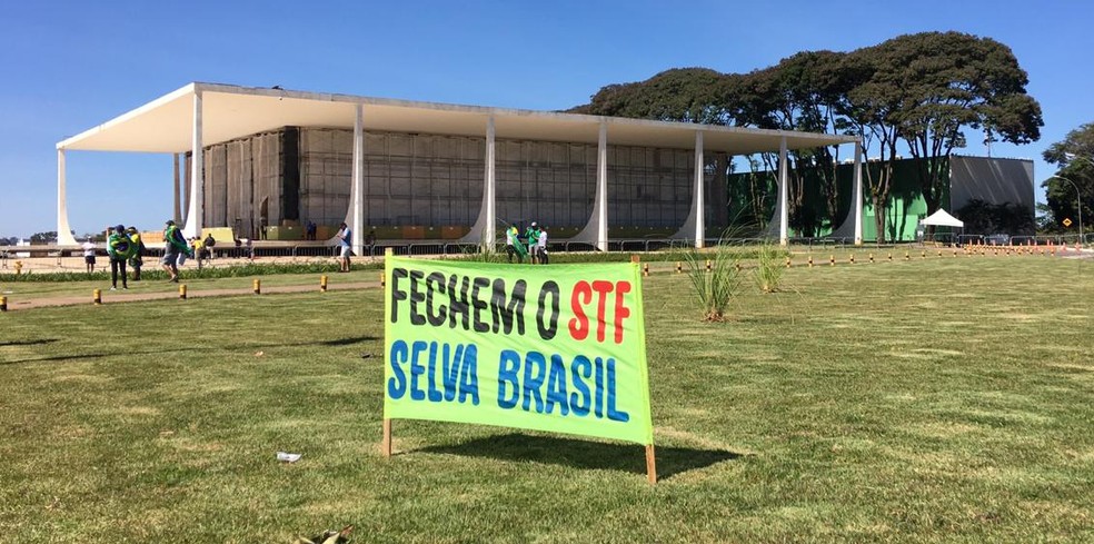 Faixa em ató pró-governo pede o fechamento do STF, o que é antidemocrático e inconstitucional — Foto: Gustavo Garcia/G1