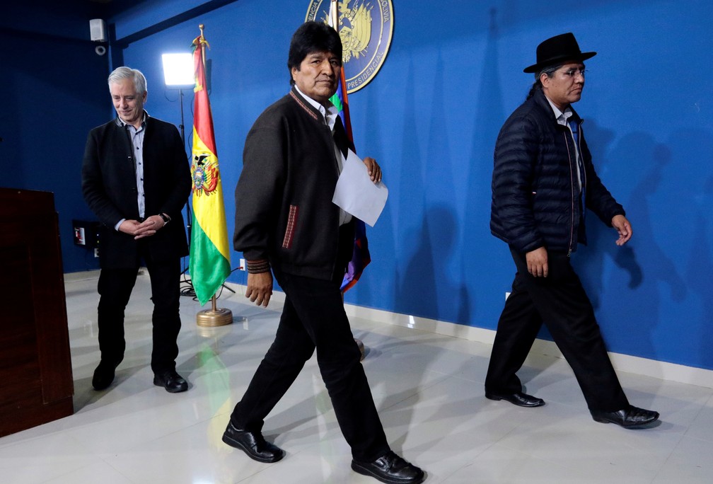 Presidente da Bolívia, Evo Morales, deixa coletiva de imprensa junto com o vice-presidente e o ministro de relações exteriores — Foto: Manuel Claure/Reuters