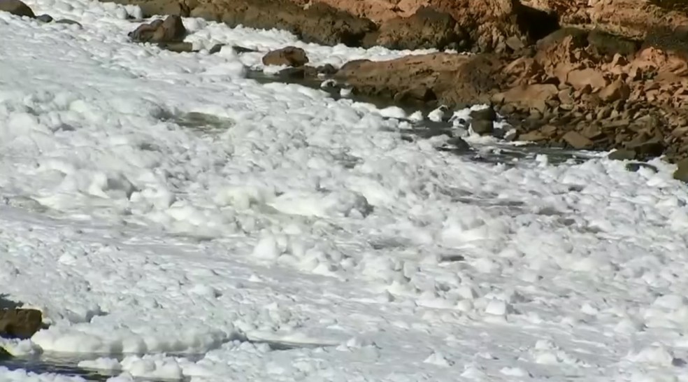 Rio Tietê, em Itu, está coberto por espuma — Foto: TV TEM/Reprodução
