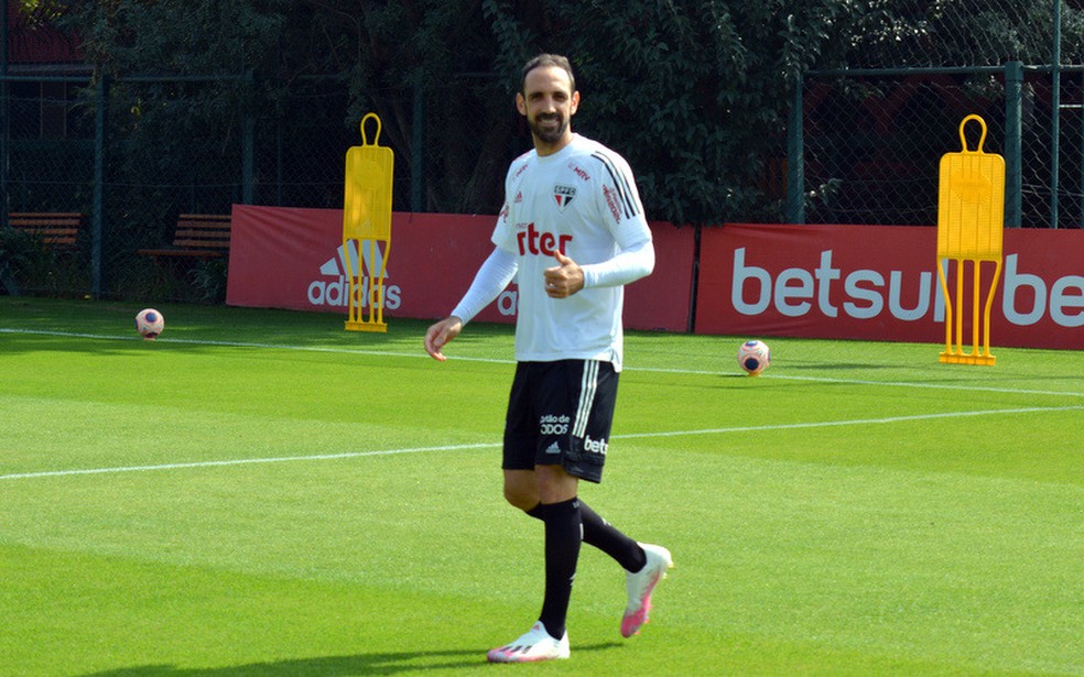 Juanfran diz que excluiu redes sociais após mal-entendido com Piqué, em minissérie