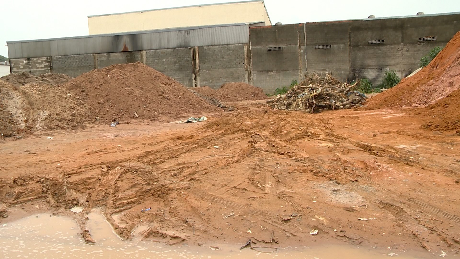 Corpo com sinais de espancamento é encontrado em depósito de areia em Vila Velha, ES