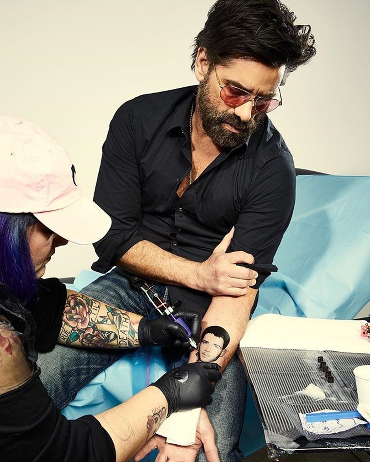 John Stamos faz tattoo do rosto de Nick Jonas Celebridades vogue