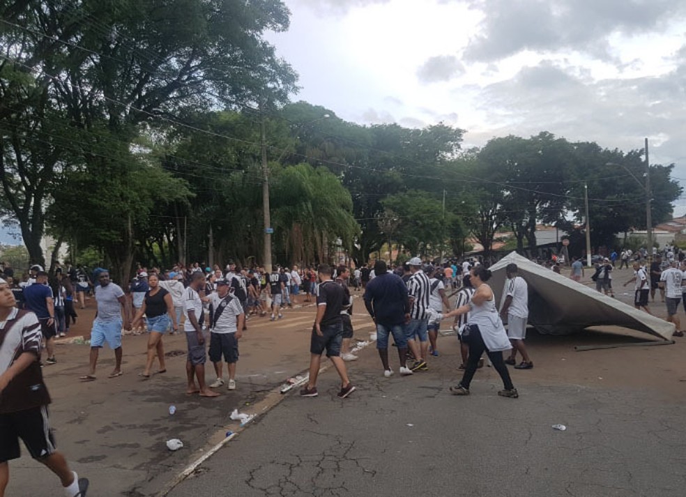 Torcedores deixam o estádio aos berros e revoltados (Foto: Heitor Esmeriz)