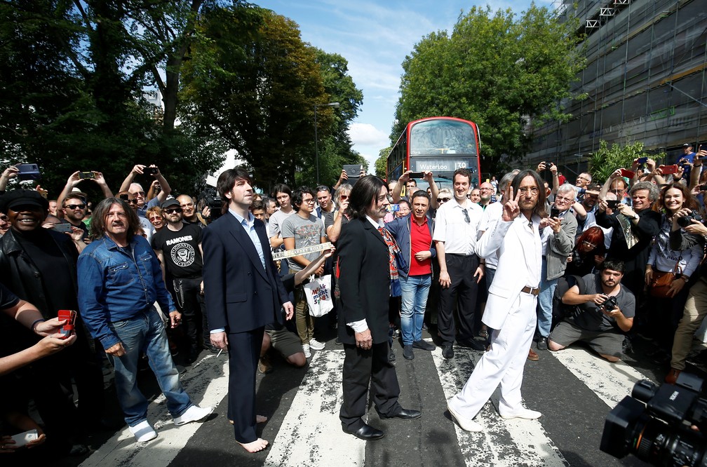 Fãs dos Beatles celebram os 50 anos da icônica foto em Abbey Road — Foto: REUTERS/Henry Nicholls 