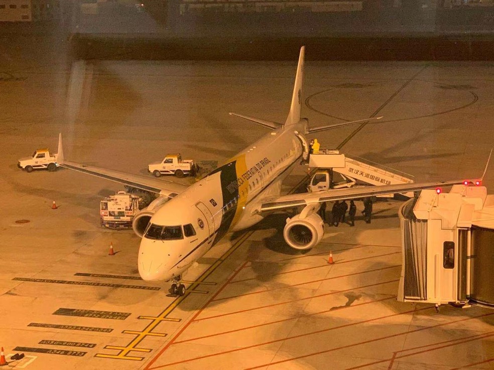 Avião da Força Aérea Brasileira durante embarque de brasileiros em Wuhan, na China — Foto: Arquivo pessoal