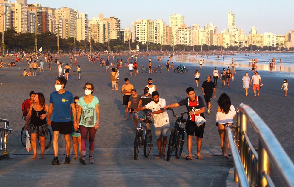 Fim de tarde ensolarado foi marcado por praias cheias neste sábado (5) — Foto: Matheus Tagé/Jornal A Tribuna