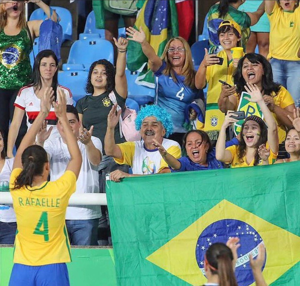 Rafaelle sendo ovacionada pela família nas Olímpiadas de 2016 — Foto: Arquivo Pessoal