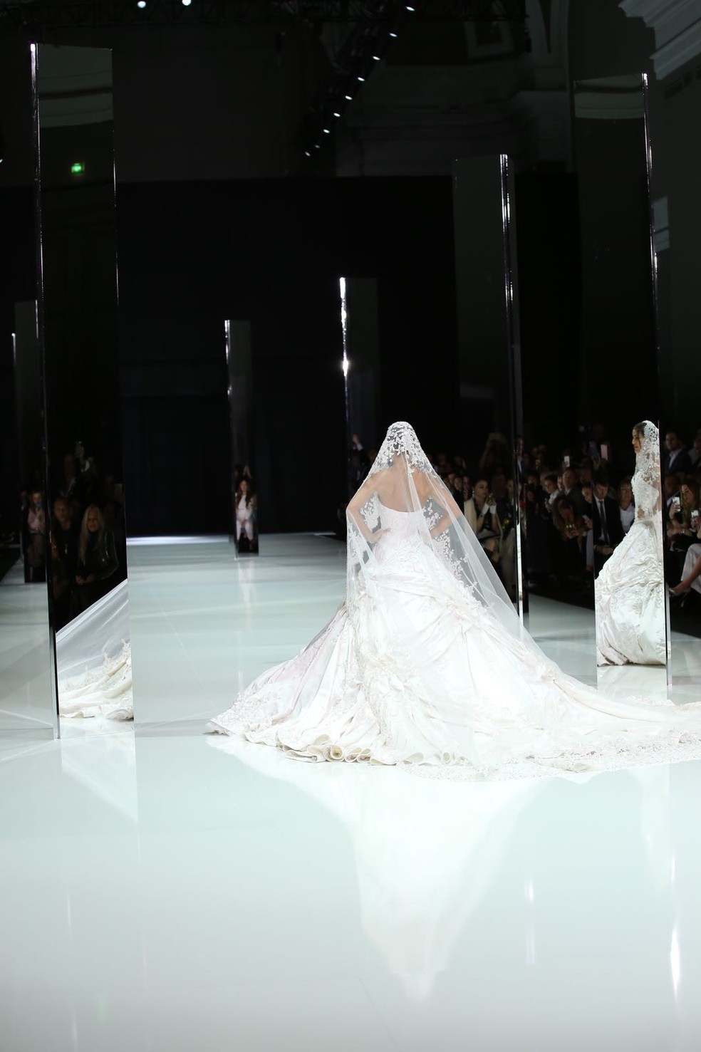 Camila Coelho desfila vestida de noiva para Ralph & Russo em Paris, Moda