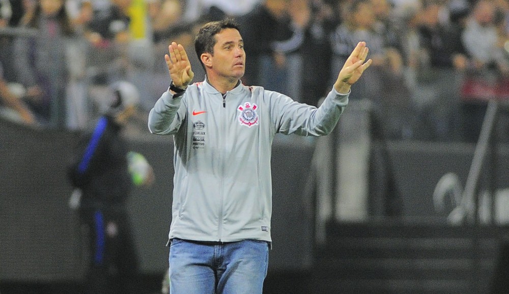 Loss se lembra de pedidos por mais jogadores da base e pede paciência para a Fiel Torcida 