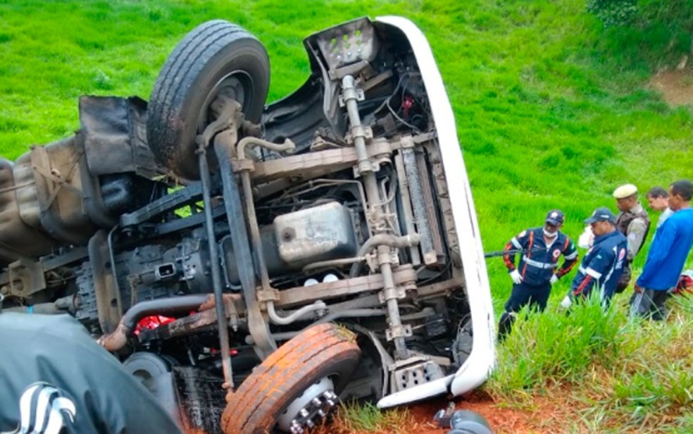 Veículo saiu da pista e caiu em ribanceira com acidente (Foto: Fábio Santos/Site do Voz da Bahia)