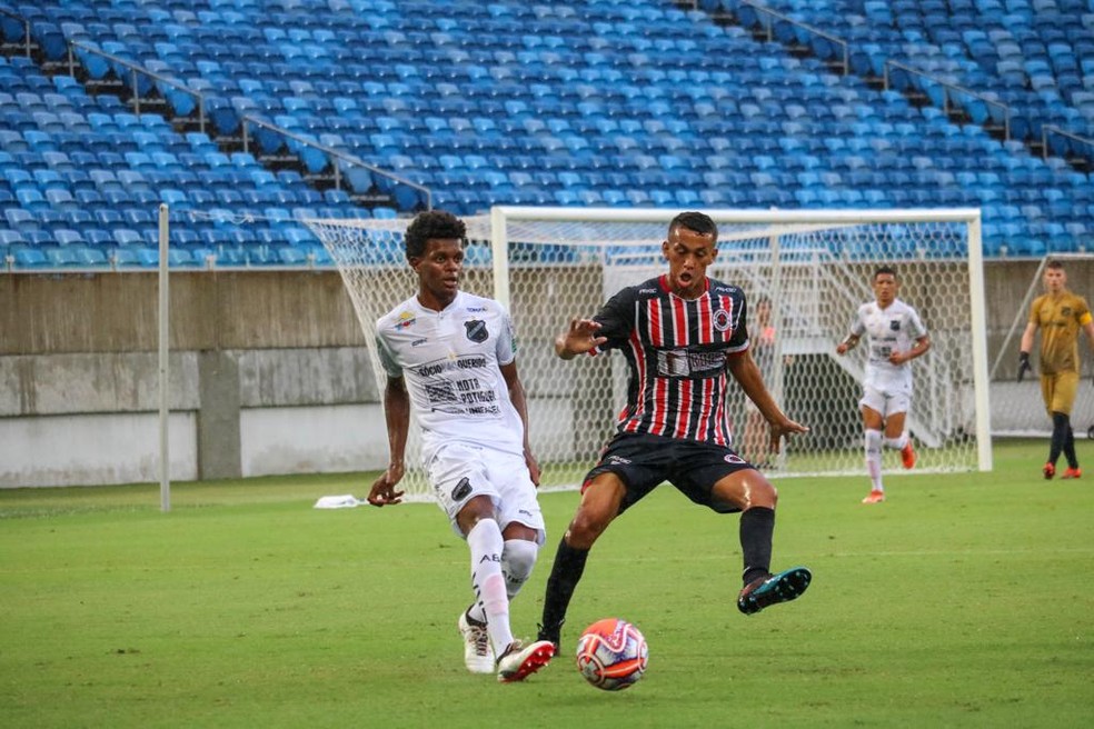 Zagueiro Angolano, do ABC, marcou duas vezes na vitÃ³ria por 3 a 1 sobre o ForÃ§a e Luz, na Arena das Dunas â€” Foto: Augusto Gomes/GloboEsporte.com