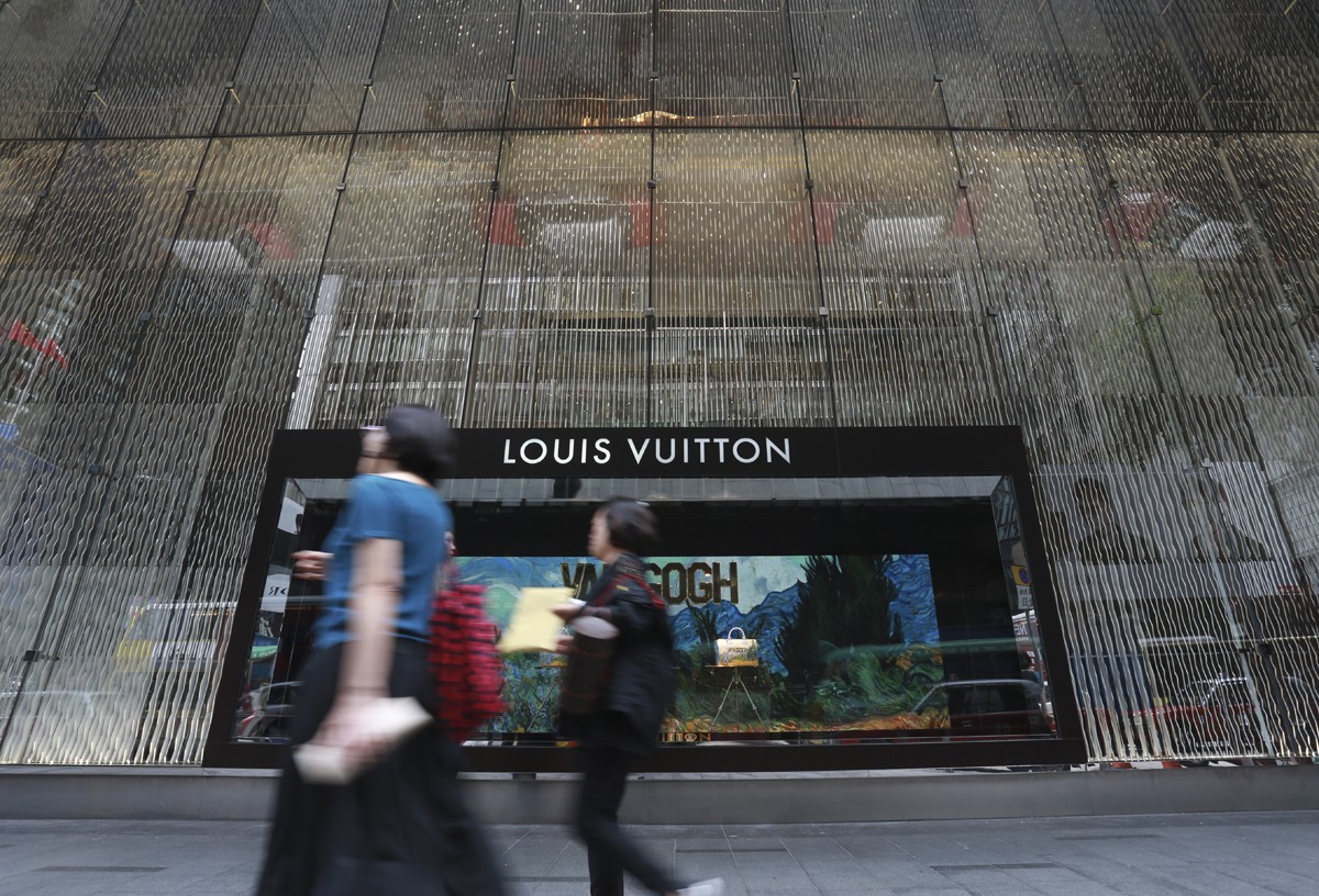 This photograph shows the exterior of Louis Vuitton shop in Central, Hong Kong.    07JUL17 SCMP / May Tse &#10; (Photo by May Tse/South China Morning Post via Getty Images) (Foto: South China Morning Post via Get)