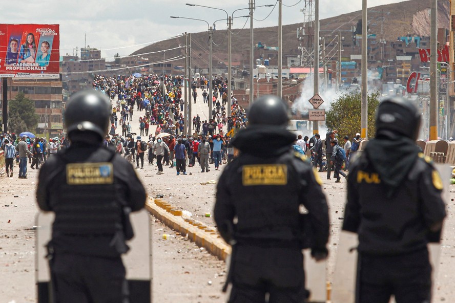 Apoiadores do presidente deposto Pedro Castillo entram em confronto com forças policiais na cidade andina de Juliaca, no Peru