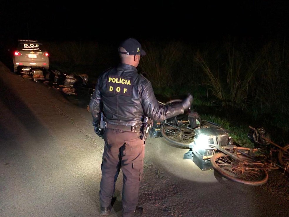 Bicicletas foram deixadas às margens da rodovia  — Foto: DOF/Reprodução