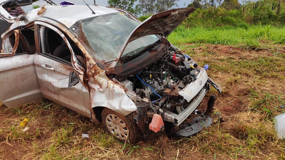 Carro capotou na Rodovia Assis Chateaubriand (SP-425), em Tarabai — Foto: David de Tarso/TV Fronteira