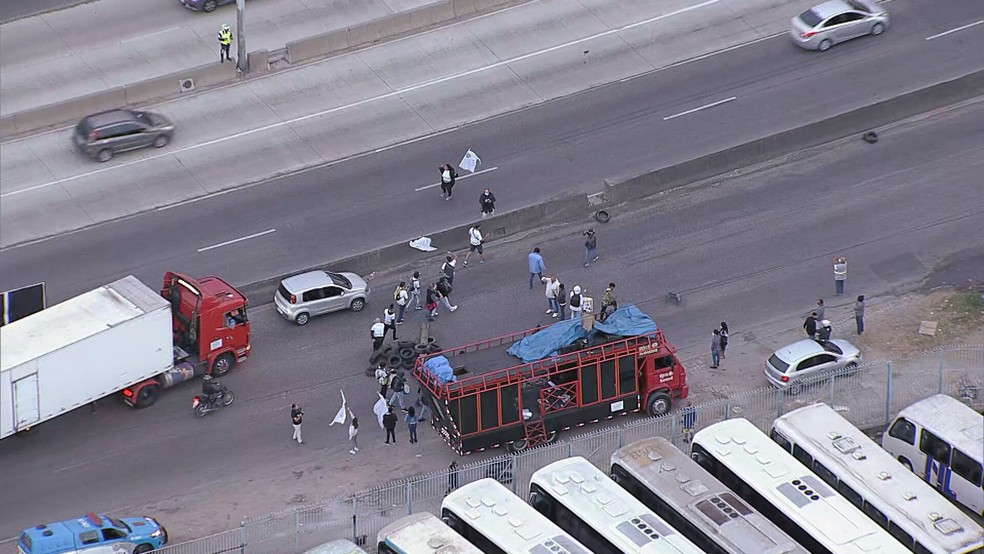 Manifestantes fecham a Avenida Brasil em ato contra os altos preços dos combustíveis — Foto: Reprodução/TV Globo