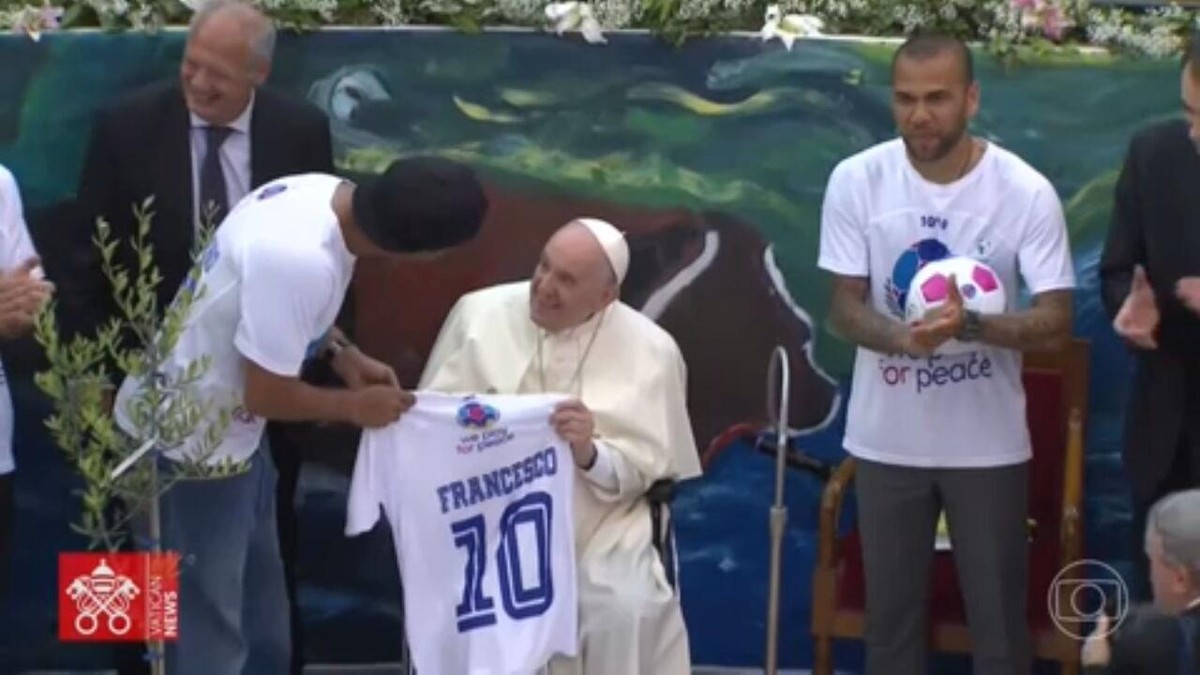 Papa recebe Bono, Ronaldinho Gaúcho e Daniel Alves no Vaticano