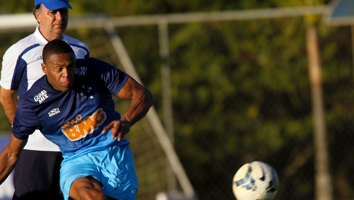 Júlio Baptista prevê Atléticos fechados diante do líder Cruzeiro no Mineirão