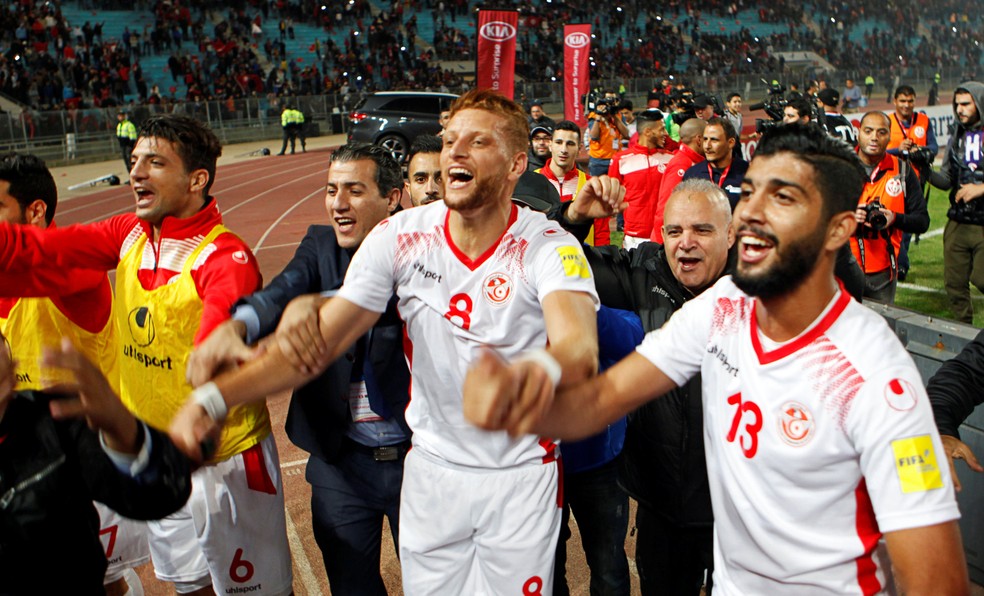 Bedoui, Ben Youssef e Sassi comemoram a classificação da Tunísia para a Copa do Mundo (Foto: REUTERS/Zoubeir Souissi)