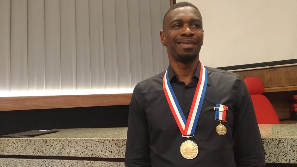 Juan, ex-zagueiro do Flamengo, com a medalha Pedro Ernesto &mdash; Foto: Vicente Seda