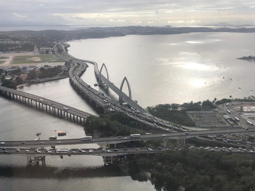 Retenções nos acessos ao Aeroporto do Galeão na manhã desta segunda-feira (26) — Foto: Divulgação/Centro de Operações