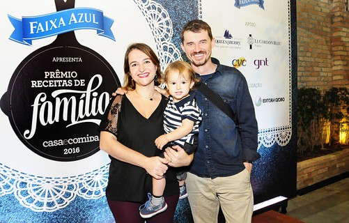 Miriam Perilli, bióloga e vencedora da categoria Sobremesa, com o marido e também biólogo Fernando Lima. No colo, o pequeno Yan Lima