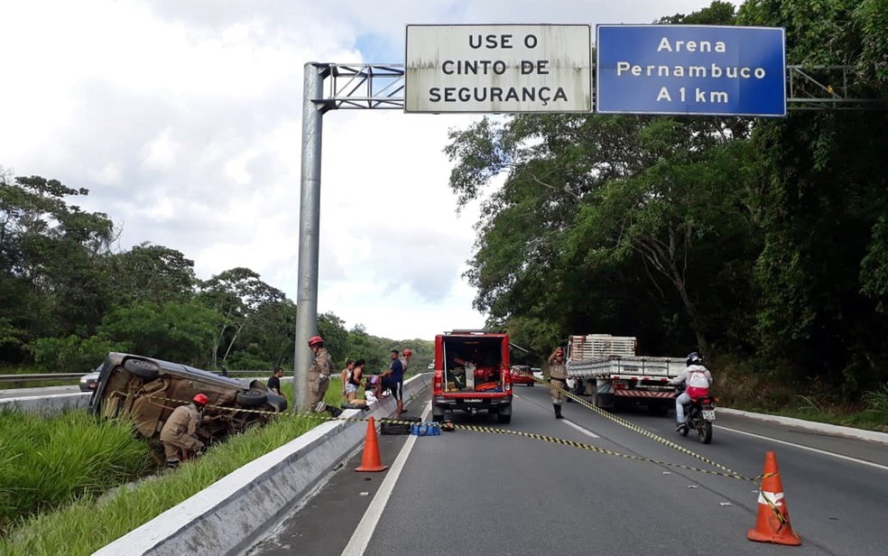 Corpo de Bombeiros foi acionado para retirar vítima de ferragens de carro no Grande Recife — Foto: Marlon Costa/Pernambuco Press