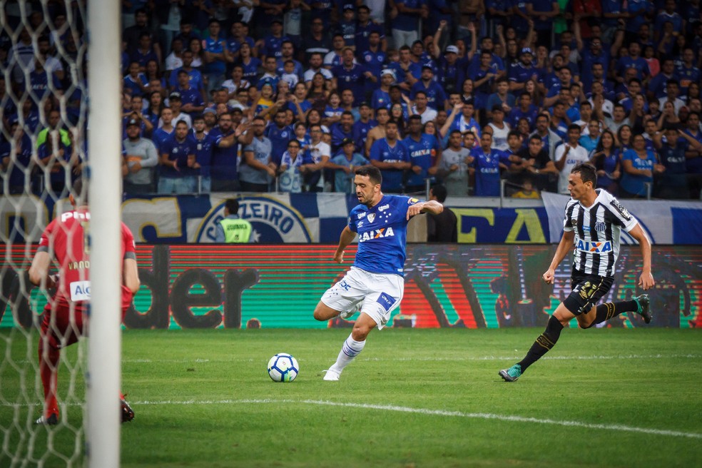 Cruzeiro vem tendo uma sequÃªncia de partidas na temporada e perdendo jogadores, como o lateral direito Edilson (Foto: Vinnicius Silva / Cruzeiro)