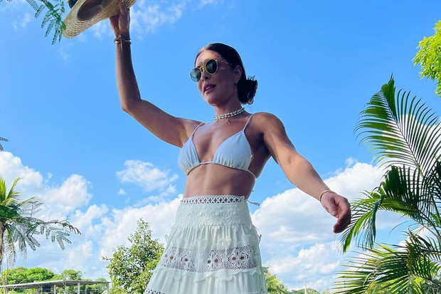 Juliana Paes exibe look todo branco em domingo ensolarado (Foto: Instagram/Reprodução)