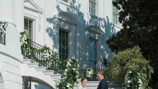 Naomi Biden e Peter Neal se casam no jardim da Casa Branca