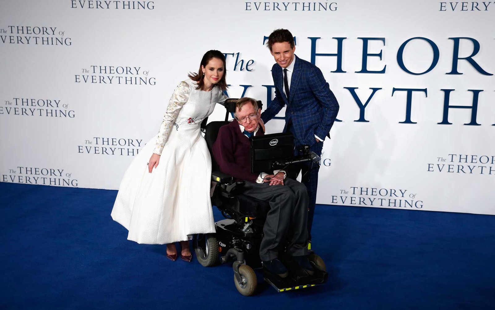 Stephen Hawking com os atores Felicity Jones e Eddie Redmayne na estreia do filme 'A teoria de tudo' em Londres, em 2014 (Foto: Justin Tallis / AFP Photo)