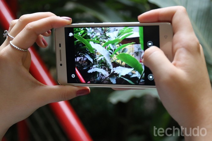 Lenovo K5 tem duas câmeras: a traseira com 13 megapixels e a frontal com 5MP (Foto: Caio Bersot/TechTudo)