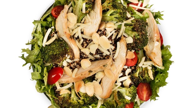 Os clientes podem optar pelas saladas prontas (como a Frango Pesto Parm, na imagem) ou montar sua própria salada (Foto: Divulgação)