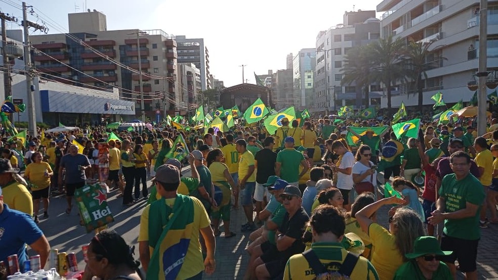 Muitos manifestantes de João Pessoa empunham bandeira do Brasil — Foto: Magno Oliveira/TV Cabo Branco