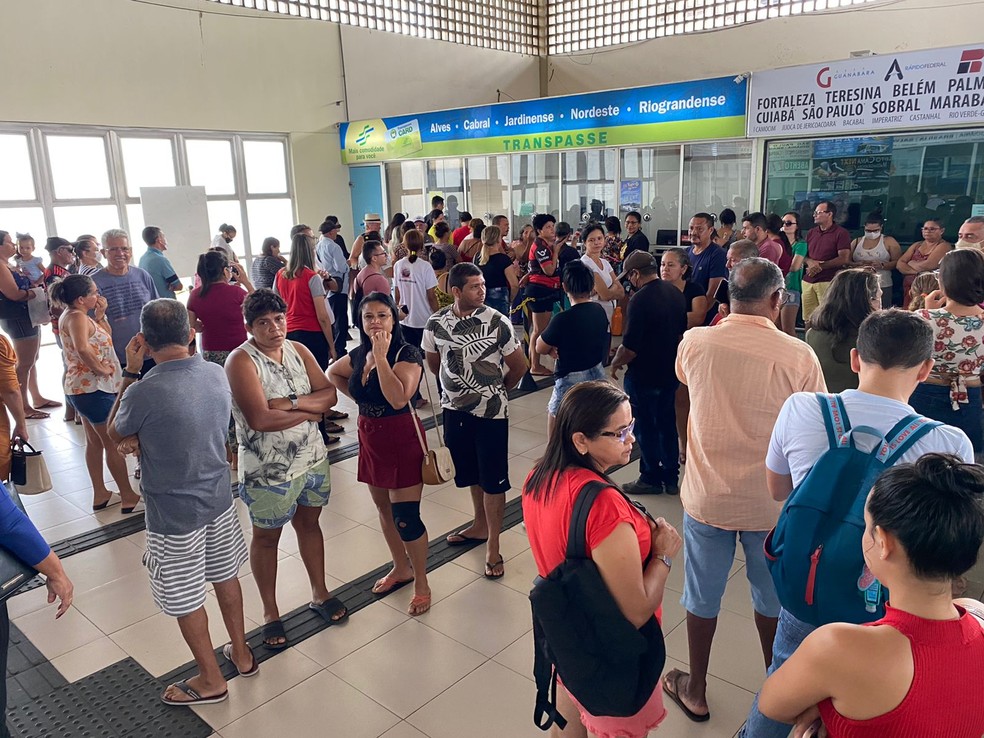 Filas de passageiros em busca de passagem intermunicipal gratuita para o dia das elei&ccedil;&otilde;es em Natal &mdash; Foto: Pedro Trindade/Inter TV Cabugi