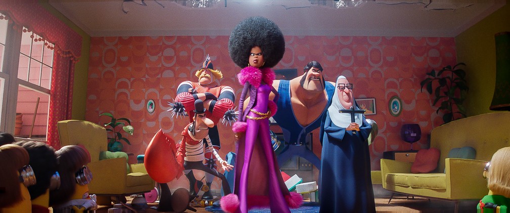 O Sexteto Sinistro encara os ajudantes de Gru numa cena de "Minions 2: A Origem de Gru" — Foto: Divulgação