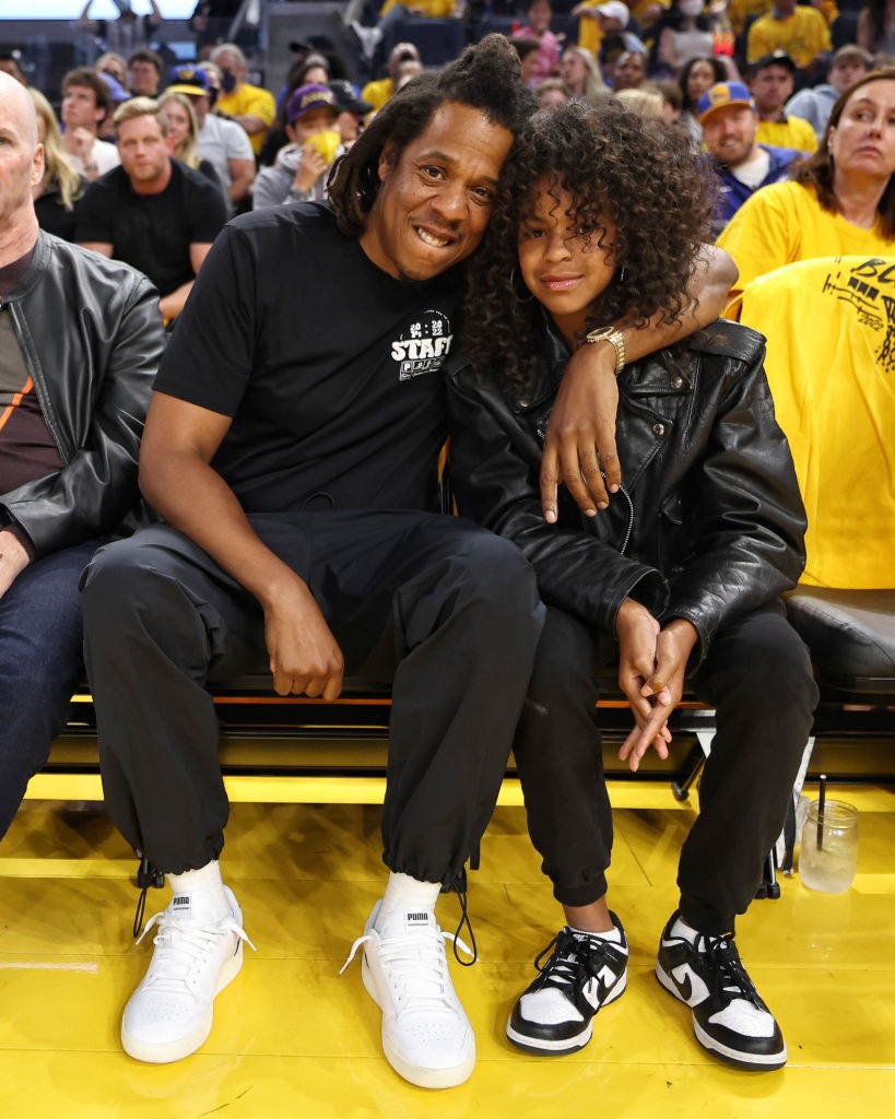 SAN FRANCISCO, CA - JUNE 13: Jay-Z and his daughter Blue Ivy Carter poses for a photo in the game of the Boston Celtics against the Golden State Warriors during Game Five of the 2022 NBA Finals on June 13, 2022 at Chase Center in San Francisco, California (Foto: NBAE via Getty Images)