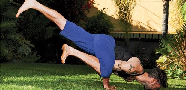 Corpo & mente: Adam Levine investe na prática do ioga (Foto: Eric Ray Davidson)